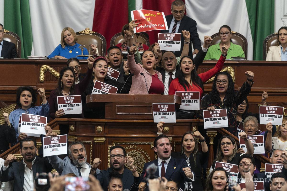 $!Legisladores se manifiestan a favor de la reforma judicial en el Congreso, en la Ciudad de México, el 12 de septiembre de 2024.