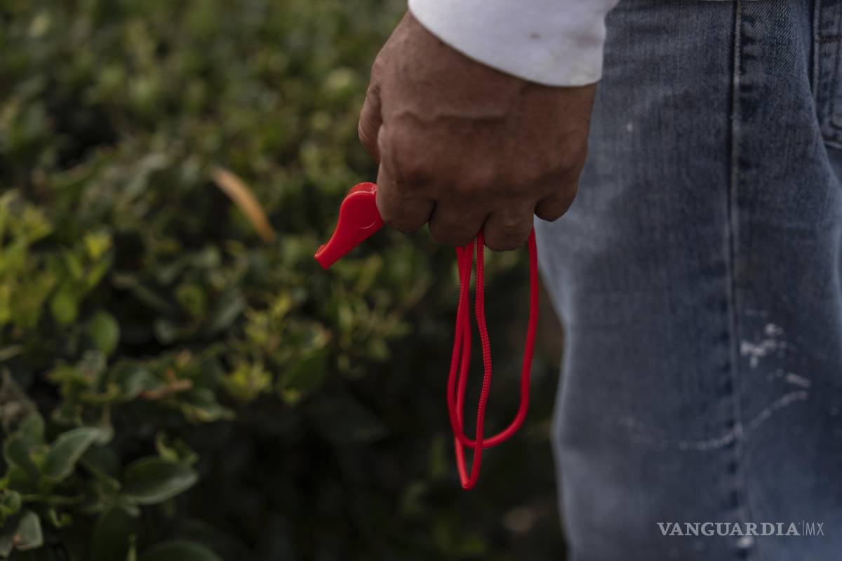 $!Un trabajador eventual con un silbato espera trabajo en el estacionamiento de una tienda Home Depot en la zona de Van Nuys, en Los Ángeles.