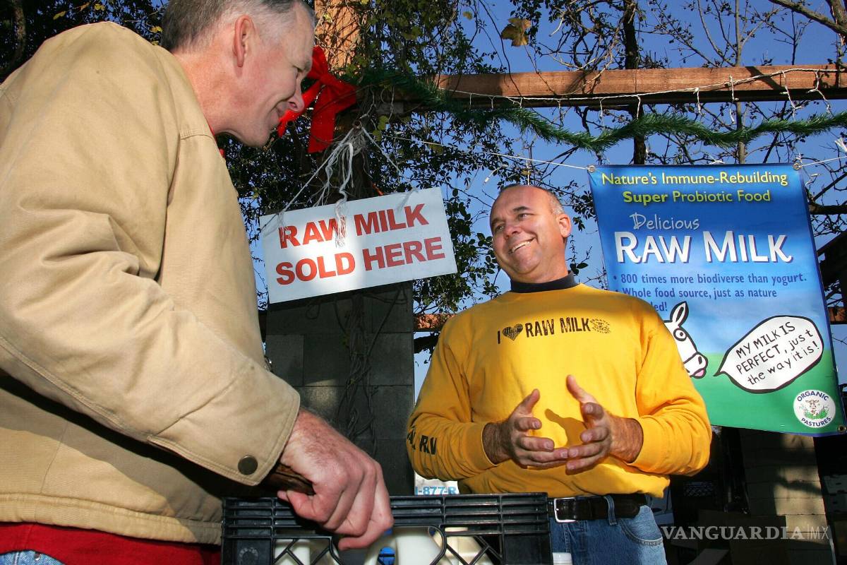 $!El veterinario Patrick Smith (izq) habla de la leche cruda con el lechero Mark McAfee en un mercado agrícola en Fresno, California, el 22 de diciembre del 2007.