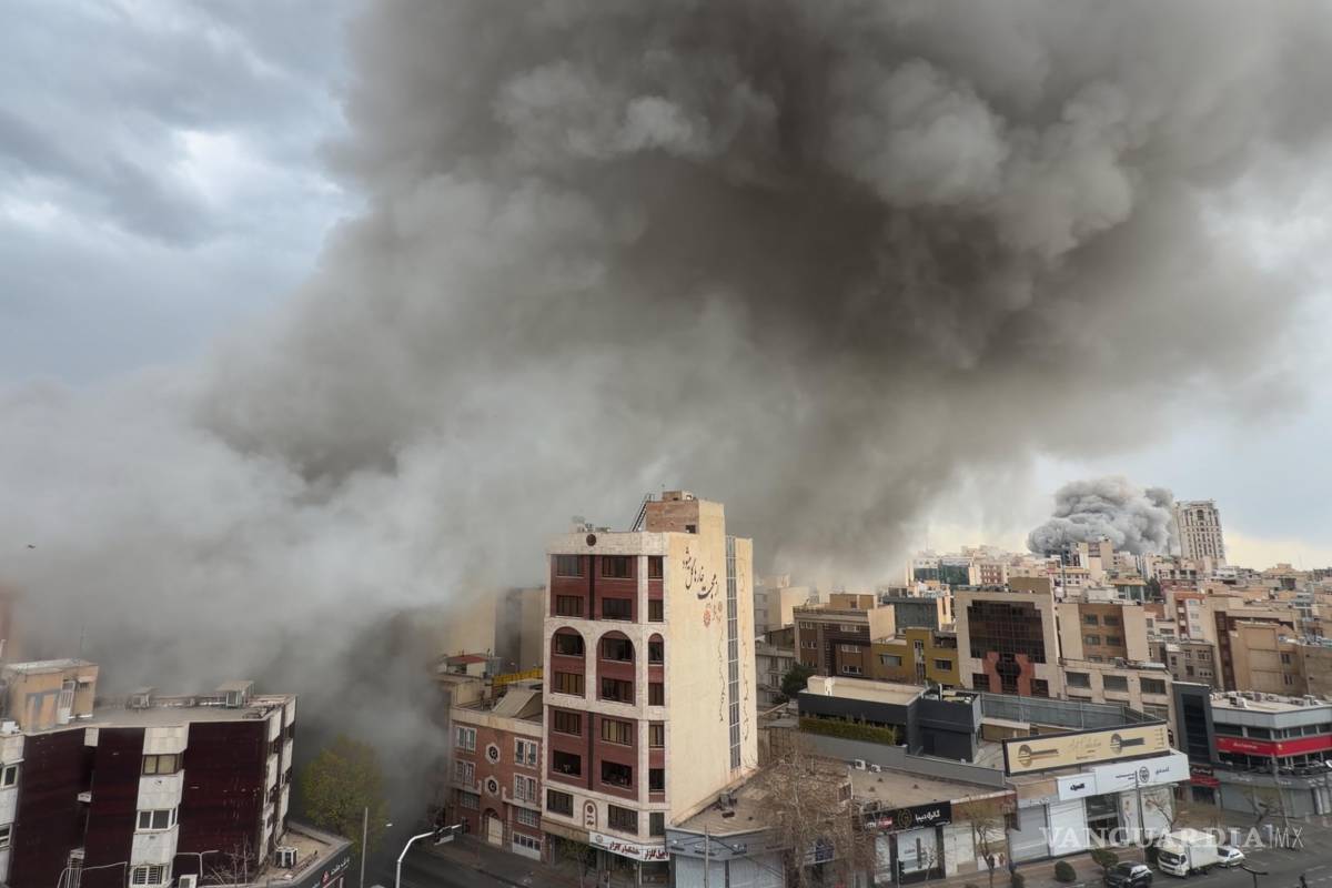 $!Columnas de humo se elevan desde edificios en Teherán el 2 de marzo del 2026.