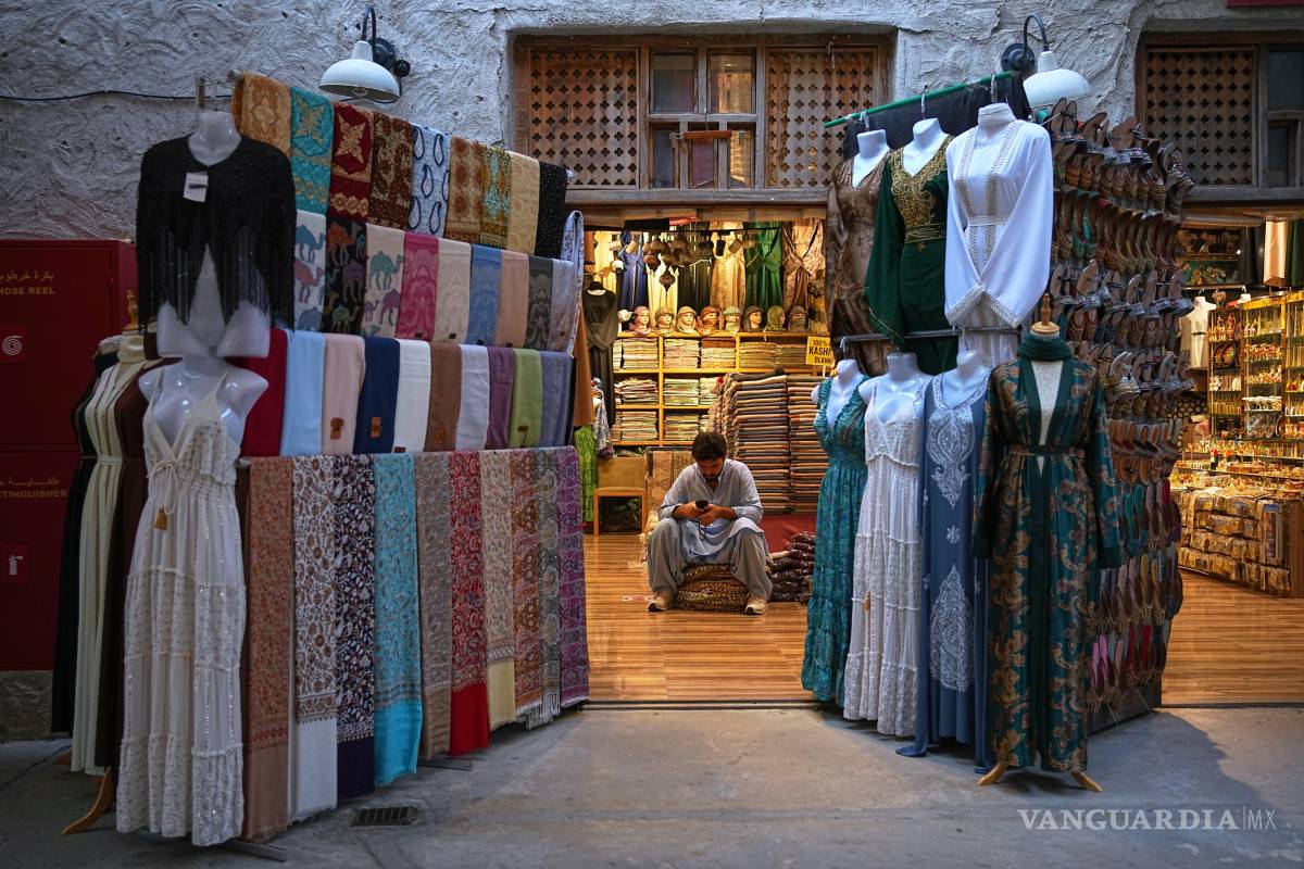 $!Un vendedor dentro de una tienda en el vacío mercado de Al Seef, una de las principales zonas turísticas de Dubái, por la disminución del turismo.