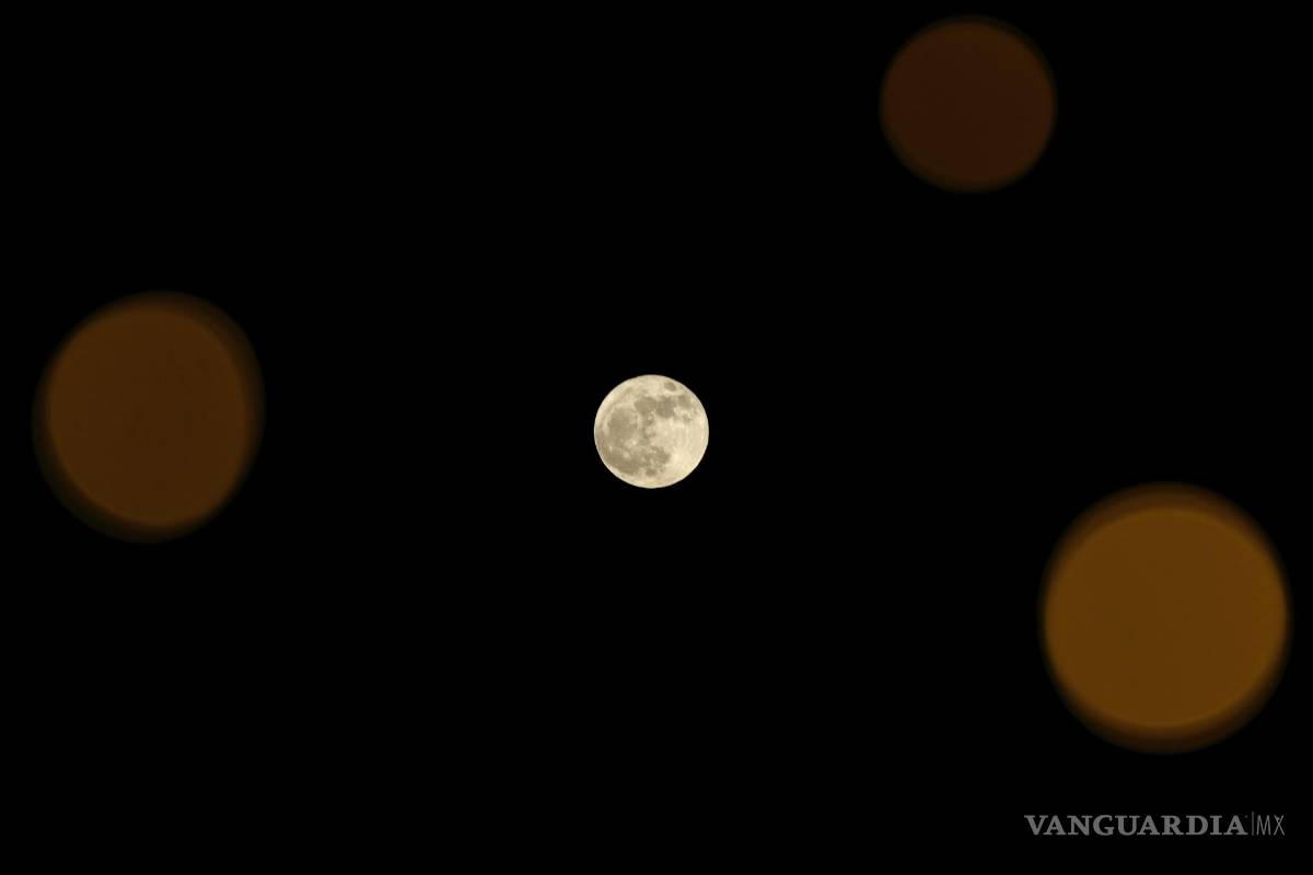 $!La luna llena de fresas se eleva sobre la ciudad de Gaza. Durante un fenómeno conocido como la “ Strawberry Moon”.