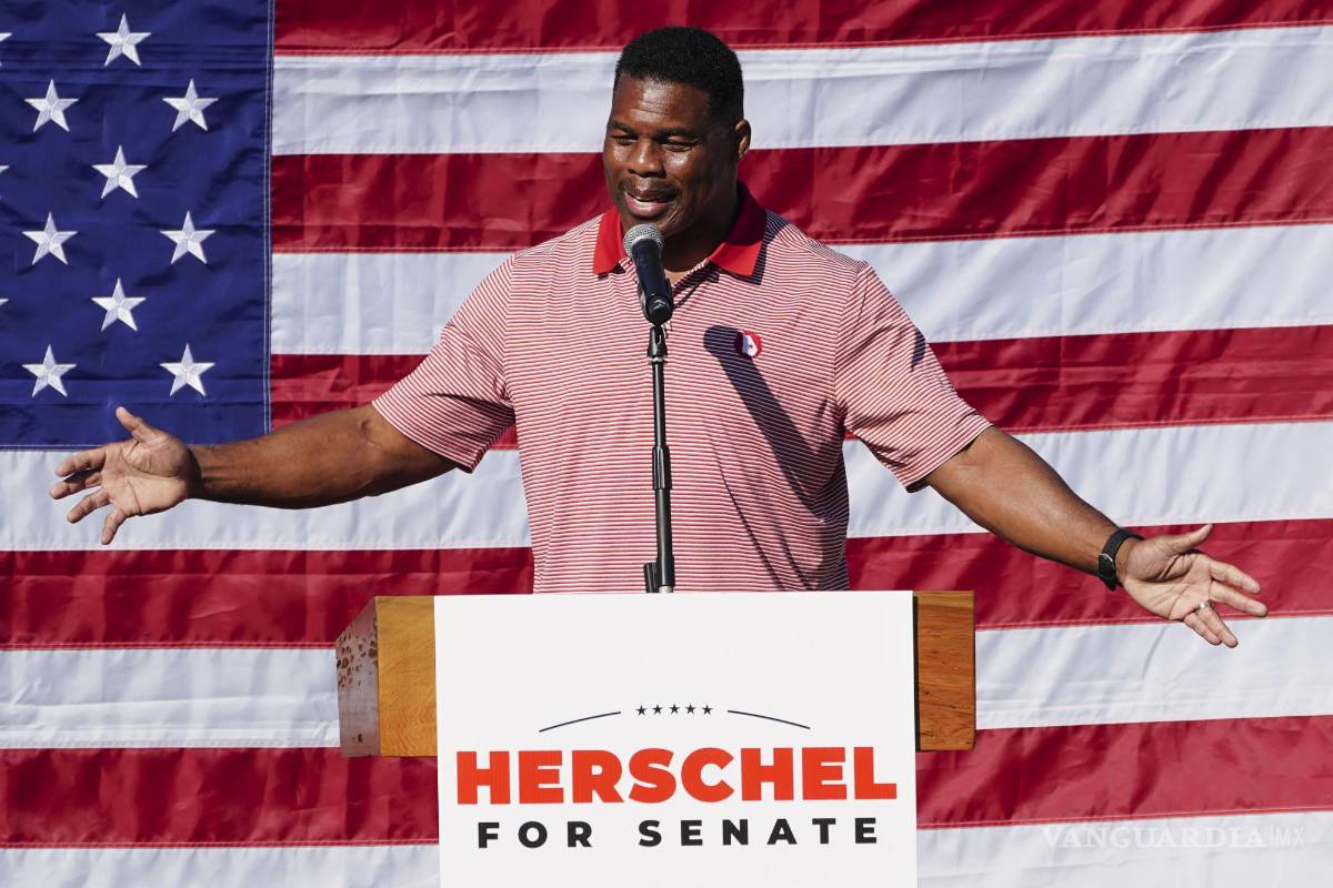 $!El candidato republicano al Senado de los Estados Unidos, Herschel Walker, habla durante una parada de campaña en Cumming, Georgia.