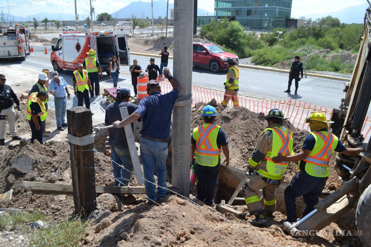 $!Rescatan a hombre sepultado por talud, muere horas después en Saltillo