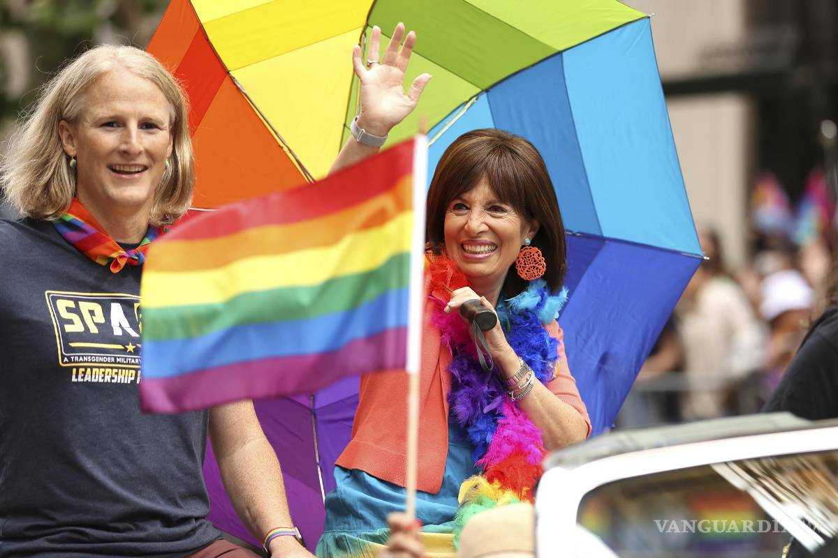 $!La congresista Jackie Speier saluda a la multitud durante el desfile del Orgullo de SF en Market Street en San Francisco, California.