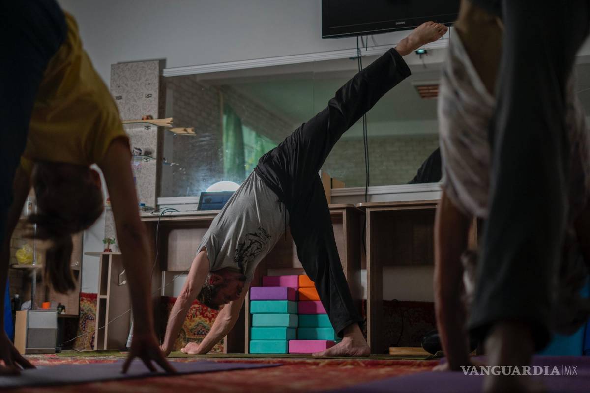 Ciudadanos de la ciudad ucraniana de Kramatorsk, encontraron la forma de mitigar el estrés por los bombardeos rusos; hacen yoga