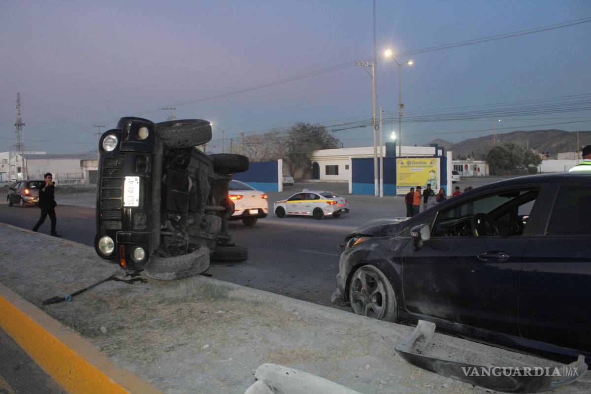 Chocan al sur de Saltillo y vuelcan