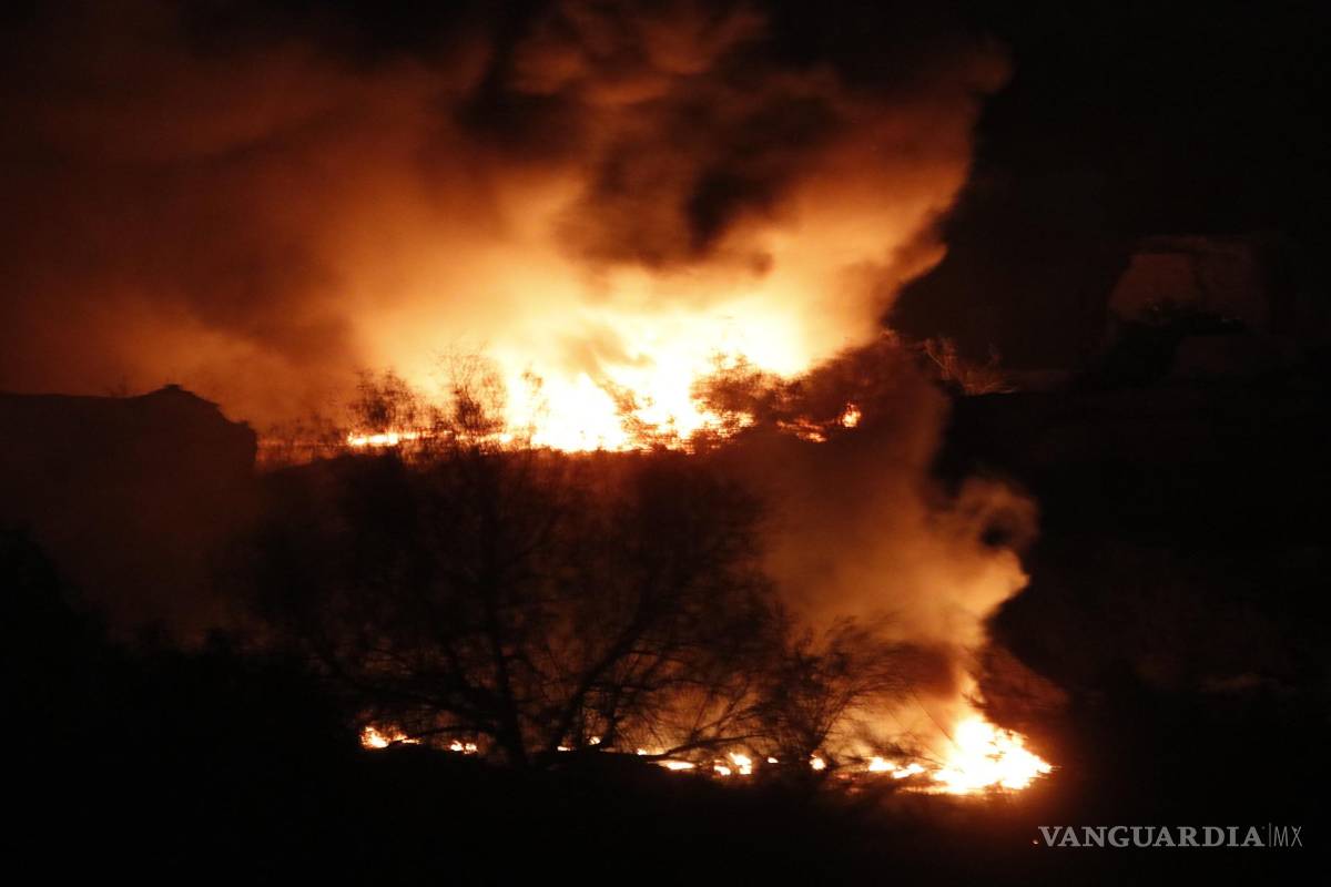 Baldío en llamas se descontrola en carretera antigua a Monclova