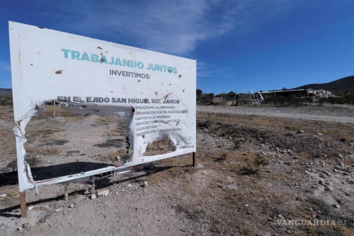 Situación afecta a cerca de un centenar de estudiantes; sin chofer de transporte escolar, ni camino en ejido