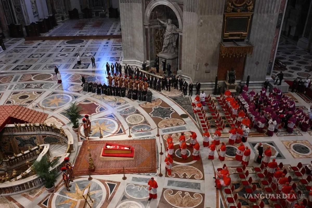$!El cuerpo del Papa Francisco descansa en la Basílica de San Pedro, en la Ciudad del Vaticano.