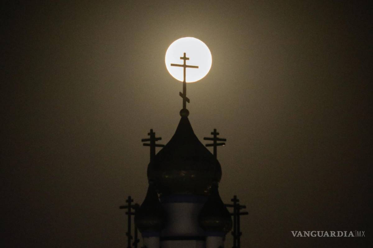 $!La Luna se eleva detrás de la Catedral Ortodoxa Rusa de la Santa Transfiguración en Los Ángeles,California. Durante el fenómeno conocido como la “Luna de Fresa”.