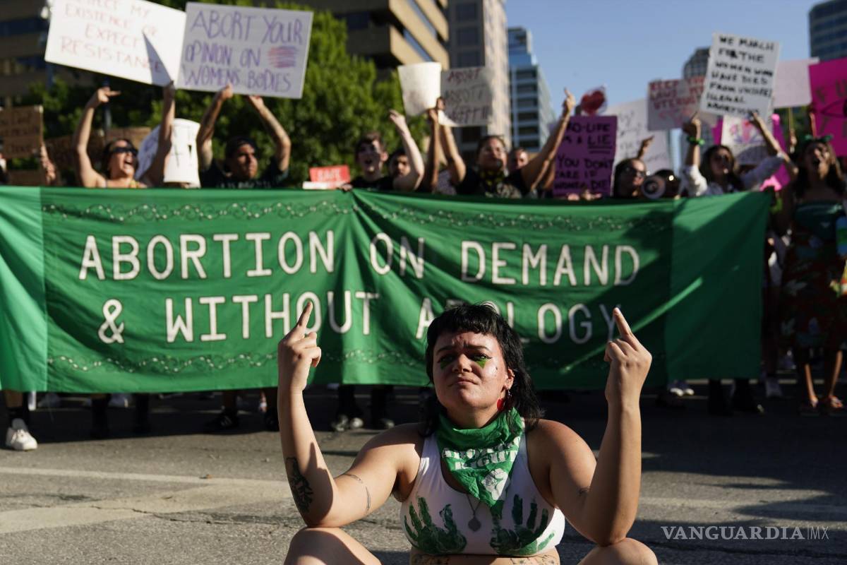 $!Manifestantes protestan cerca del capitolio estatal luego de la decisión de la Corte Suprema de revocar Roe v. Wade, el viernes 24 de junio de 2022, en Austin, Texas.