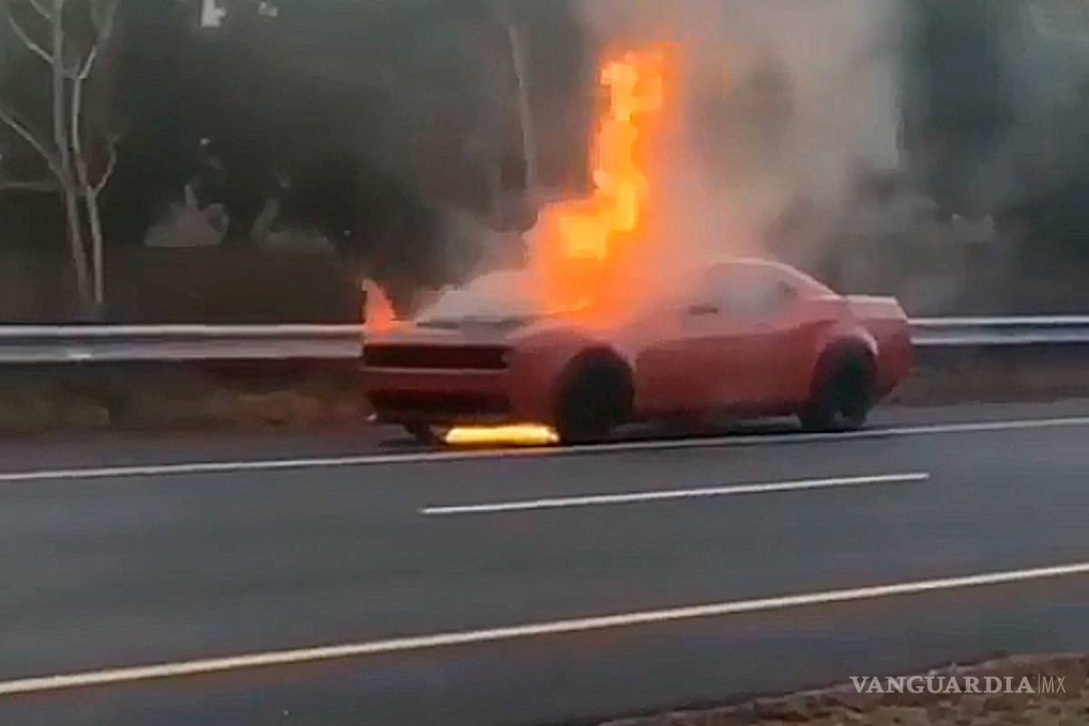 Flamante Dodge Challenger STR Demon arde en llamas en mitad de la carretera (video)