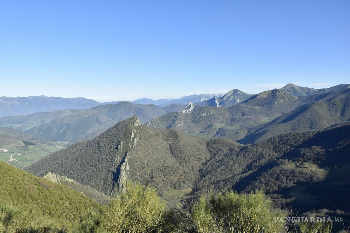 $!Vista panorámica de la cordillera Cantábrica desde el paso de montaña Puerto del Pontón, en la provincia de León, donde Benet sitúo gran parte de su obra literaria.