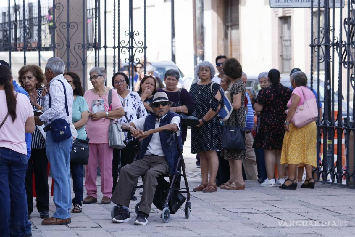$!Largas filas en la calle de Hidalgo mientras fieles esperan entrar a la Catedral de Saltillo para las misas del novenario.