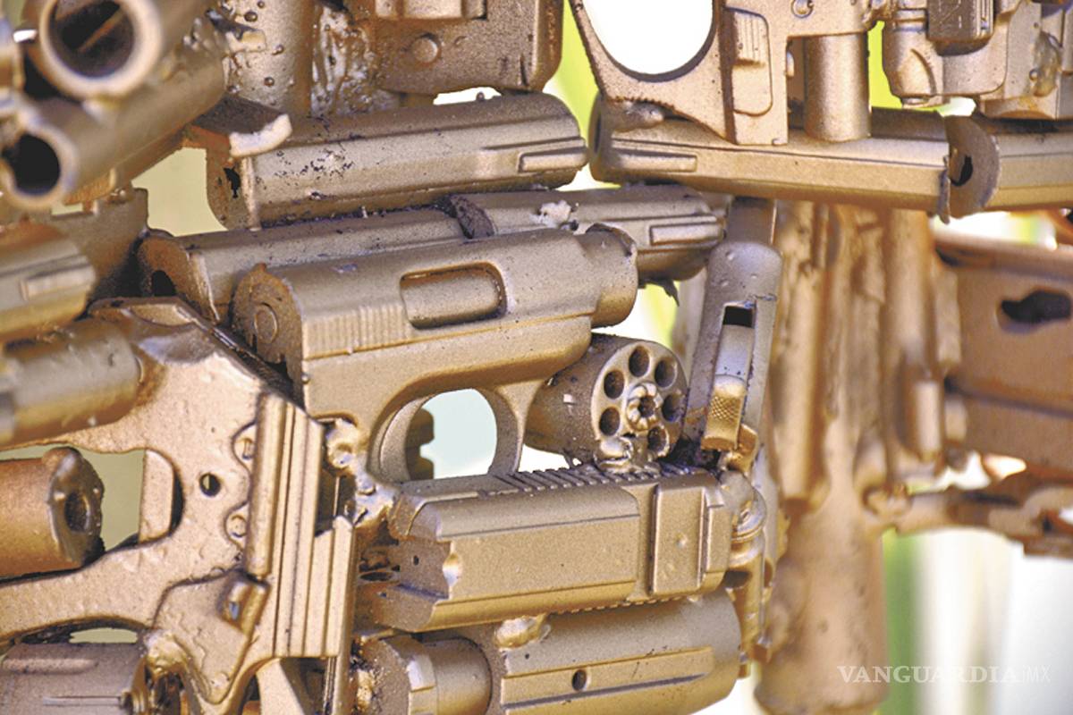 $!El hombre que convierte armas en arte