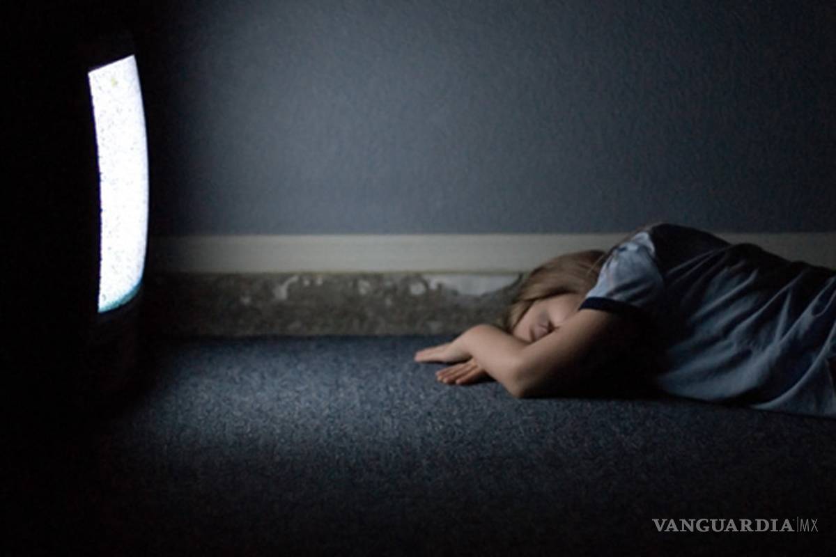 Dormir con la luz y TV prendida te hace subir de peso, revela estudio