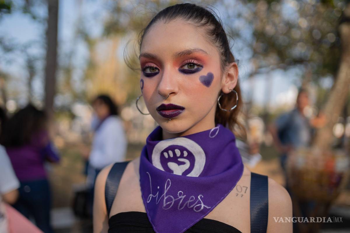 $!Cientos de mujeres asistieron a la marcha por el Dia Internacional de la mujer, iniciando en el centro de Veracruz y terminando la marcha en la plaza de la soberanía, donde mujeres de la colectiva Rabia colectiva finalizaron con un performance.