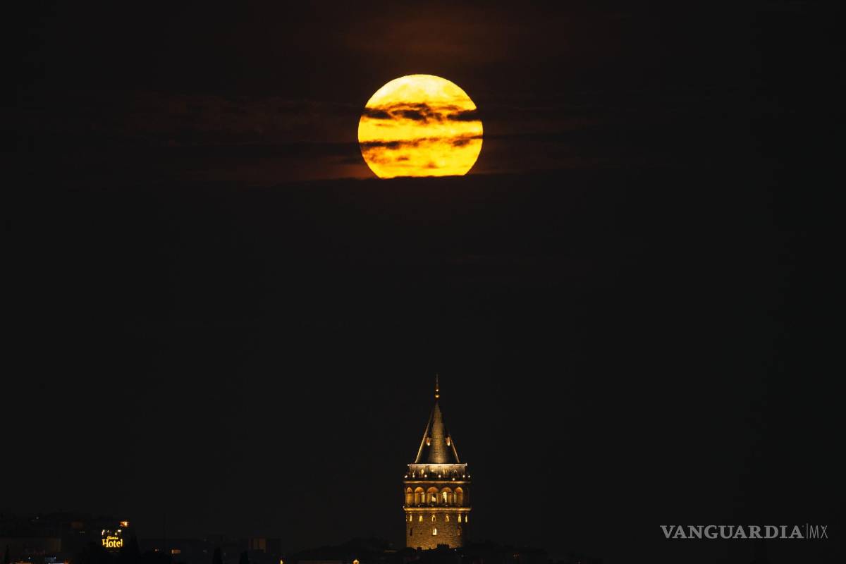 $!Una superluna se eleva detrás de la Torre de Gálata en Estambul, Turquía. Durante un fenómeno conocido como la “ Strawberry Moon”.