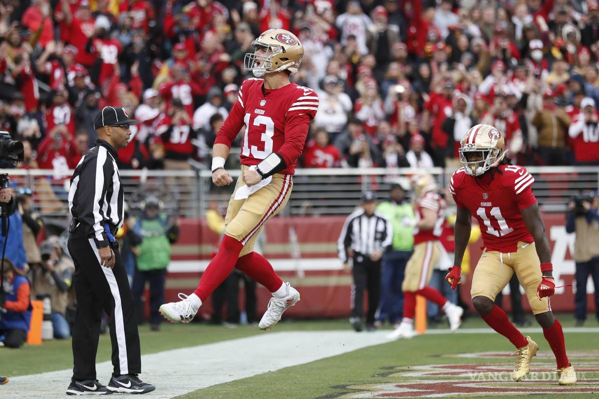 $!El mariscal de campo de los 49ers de San Francisco, Brock Purdy (13), celebra después de correr para anotar un touchdown contra los Bucaneros de Tampa Bay.