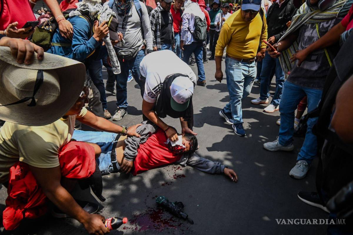 $!Un maestro de Guerrero perteneciente a la CNTE fue herido con una presunta bala de goma lanzada desde el sitio donde estaban elementos de la Secretaría de Seguridad Ciudadana, durante un enfrentamiento que sostuvieron cuando los profesores intentaron ingresar por la fuerza al primer cuadro de la capital.