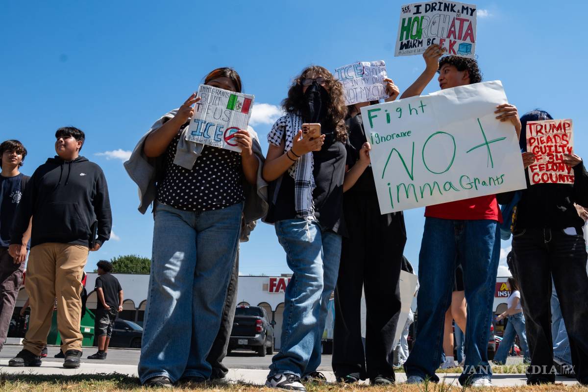$!Estudiantes de la escuela secundaria Navarro salen de clase en protesta contra el ICE en Austin, Texas, el martes 22 de septiembre de 2026.