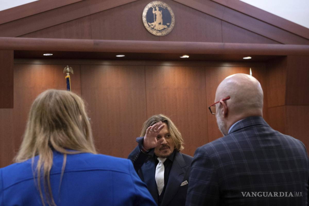 $!Unas 80 personas, la mayoría simpatizantes del protagonista de Los piratas del Caribe, se sentaron en la corte para apoyar al actor.