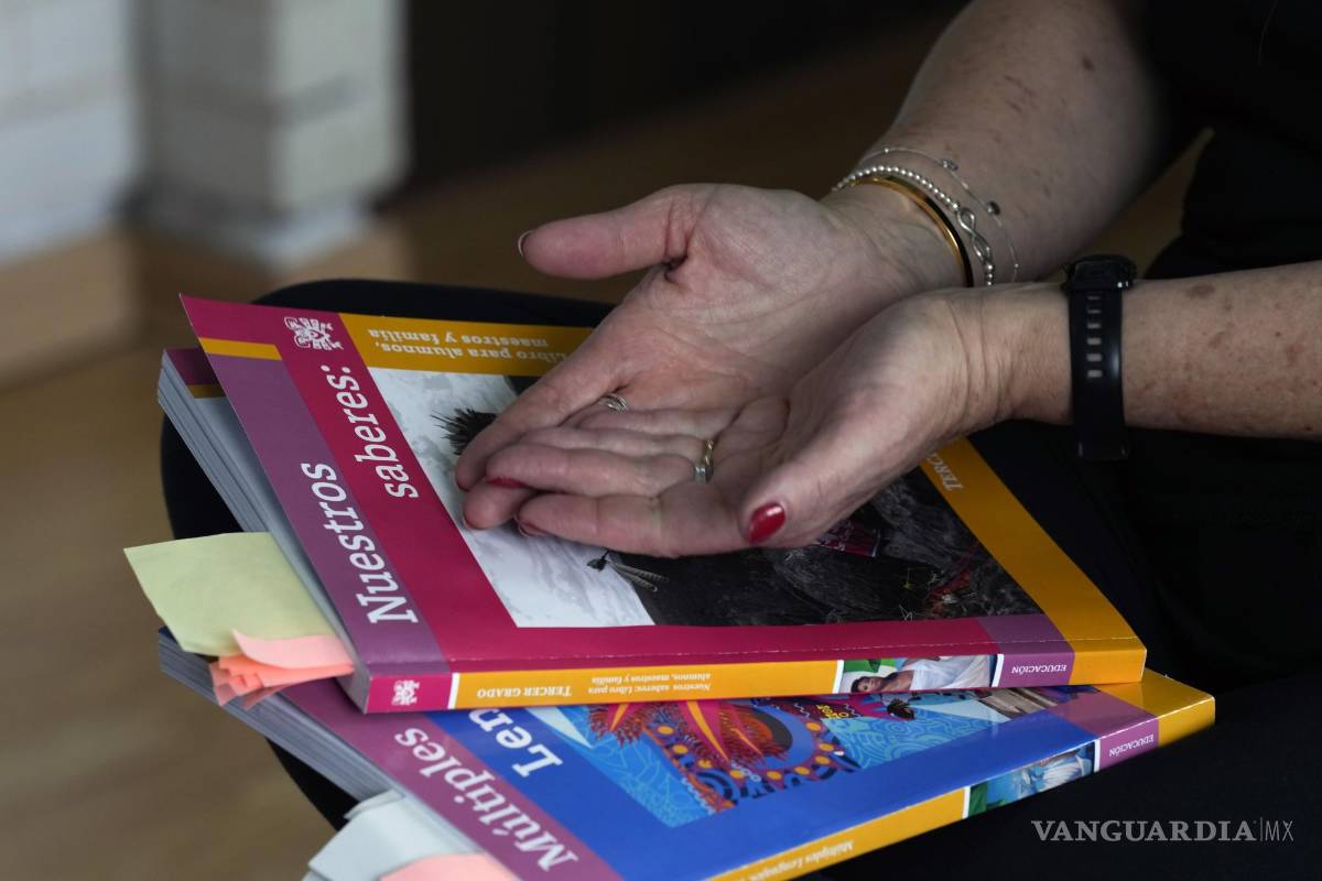 $!Luz de Teresa Oteysa, investigadora del Instituto de Matemáticas de la Universidad Nacional Autónoma de México, tiene copias de nuevos libros de texto de cuarto grado escritos por el gobierno durante una entrevista con AP | Foto: AP