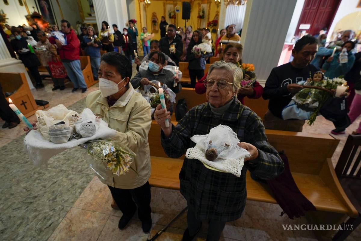 $!Personas sostienen figuras del Niño Jesús en la iglesia para recibir una bendición en el Día de la Candelaria, en la Ciudad de México, el 2 de febrero de 2024.