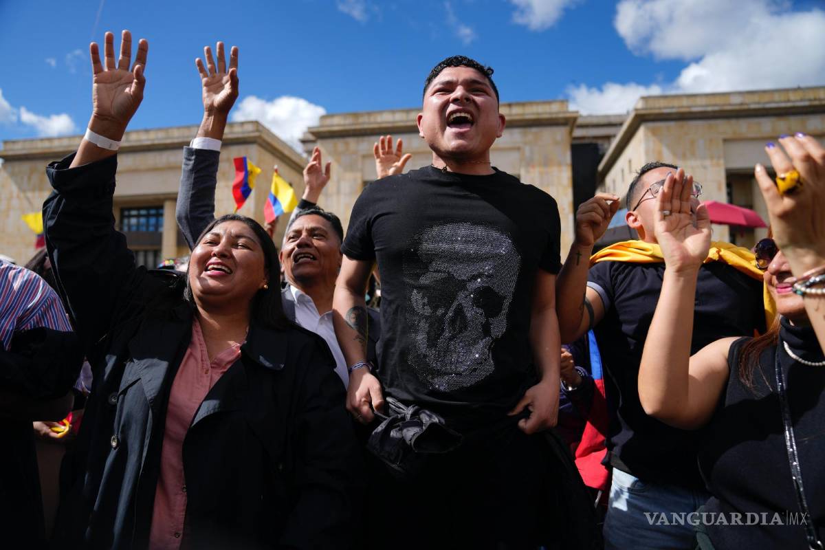$!Los partidarios del presidente Gustavo Petro asisten a su ceremonia de juramentación en la plaza de Bolívar en Bogotá, Colombia.
