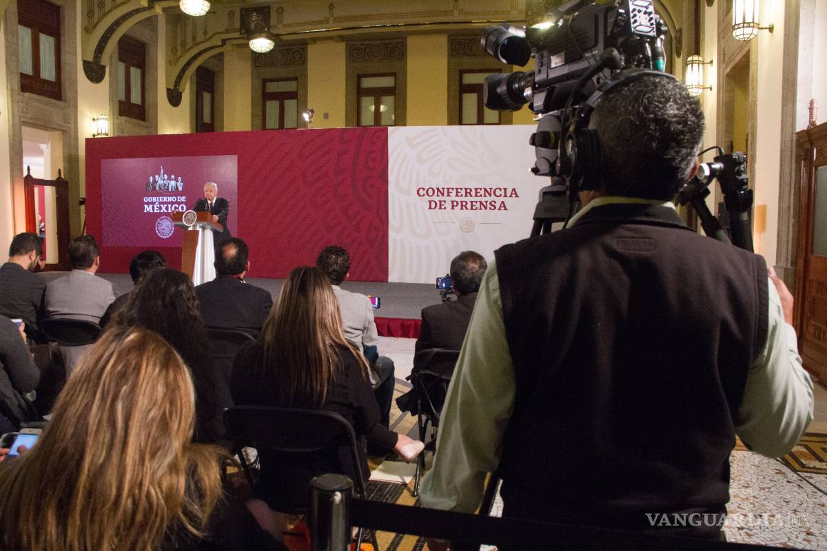 Ordena INAI a AMLO que informe sobre periodistas 'comprados' por Enrique Peña Nieto