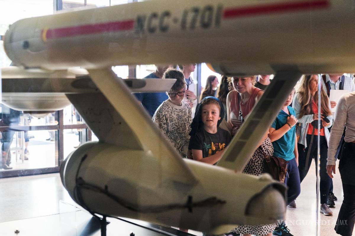 $!Jude Fraser (c) de Fife, Escocia, con su hermano Arthor Fraser y su madre Sarah Jeffs, miran un modelo de la nave espacial Enterprise de “Star Trek”.