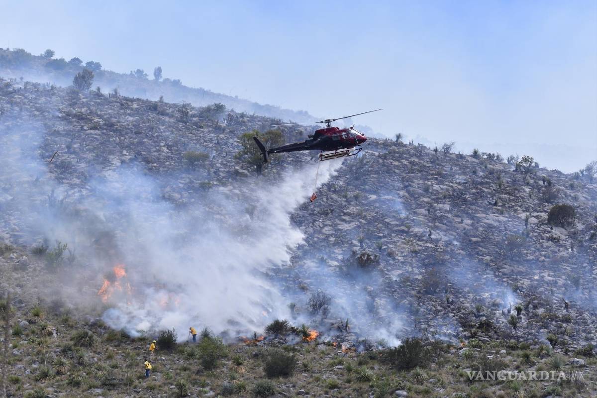 $!ncendio en la sierra de Zapalinamé, sobre la colonia Mirasierra. Brigadistas de Conafor combatieron con la ayuda de un helicóptero.