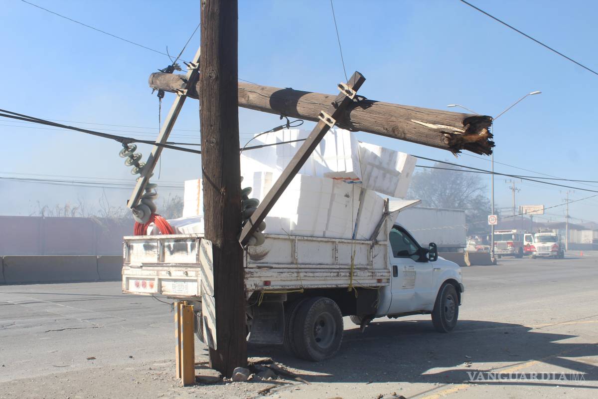 Se va de reversa, choca y causa incendio en Saltillo