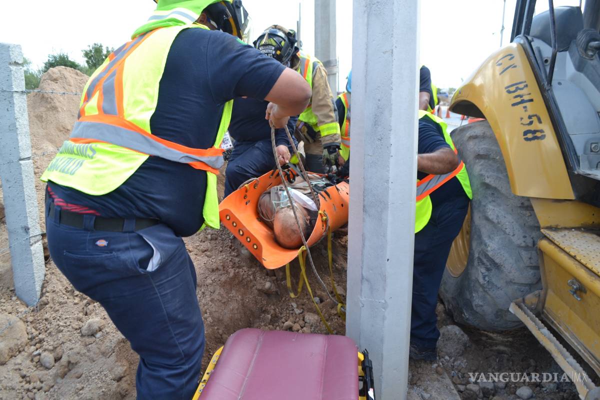 $!Rescatan a hombre sepultado por talud, muere horas después en Saltillo