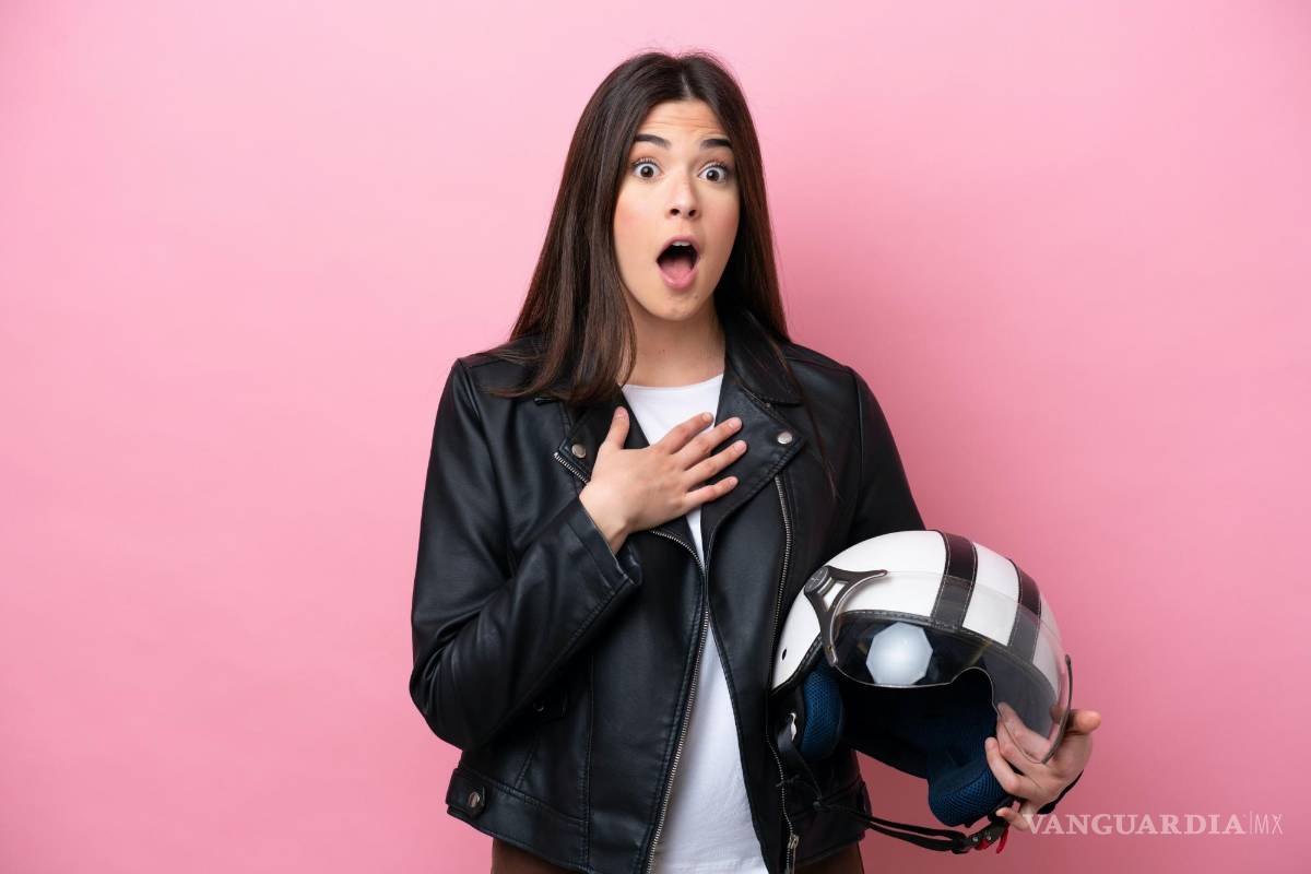 $!Adolescente con un gesto de sorpresa sujetando su casco para conducir.