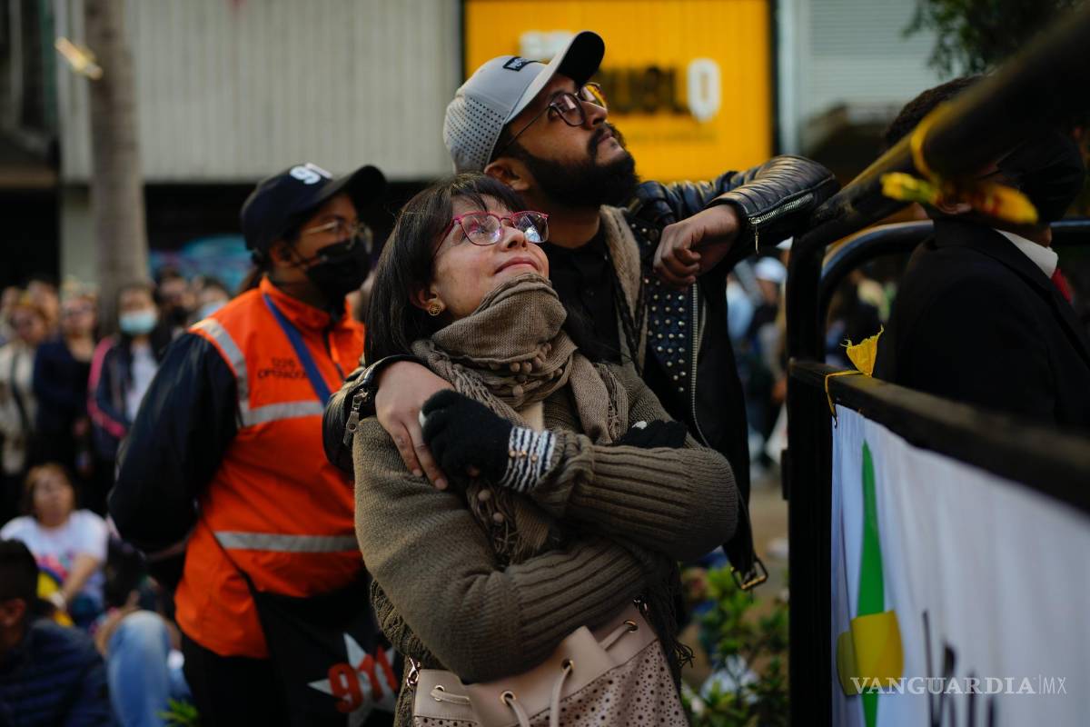 $!Los partidarios del presidente Gustavo Petro ven en una pantalla gigante de televisión su ceremonia de juramentación en Bogotá, Colombia.