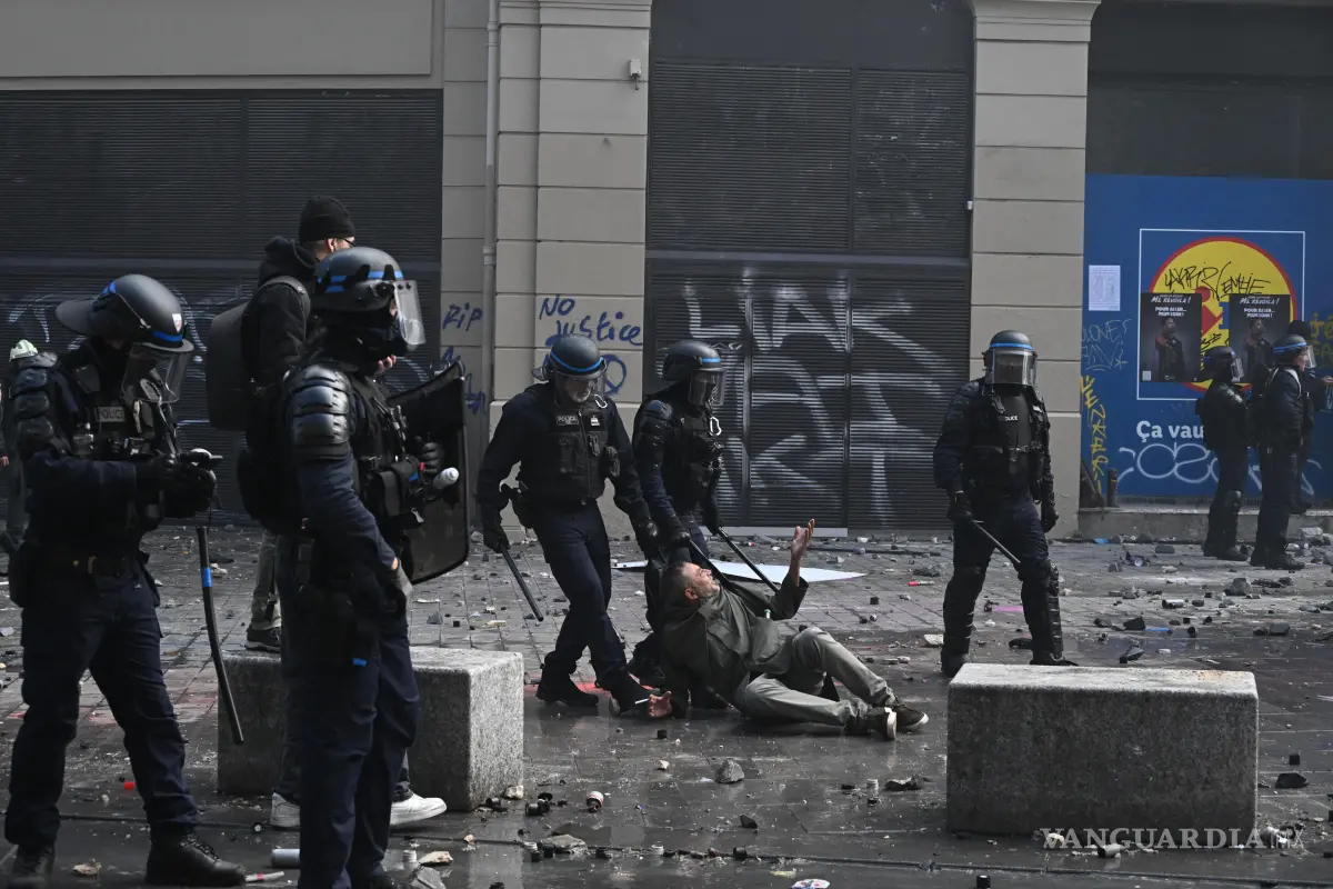$!La policía detiene a un manifestante durante una protesta contra el aumento del costo de vida y las reivindicaciones estudiantiles, en París, el sábado 17 de octubre de 2026.