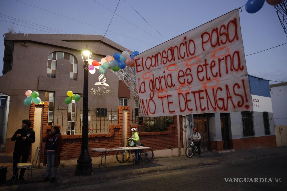 $!Más de 60 grupos de porras y puntos de animación alentaron a los corredores durante los 42 kilómetros del recorrido.