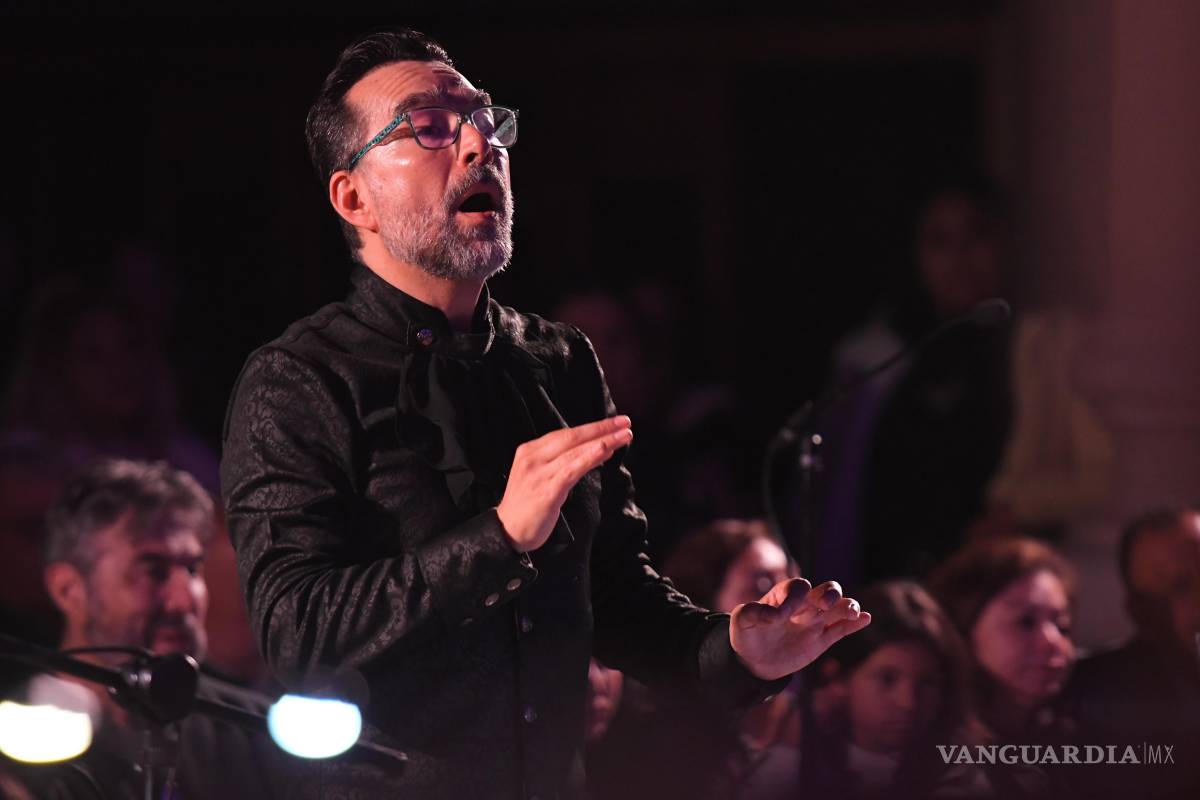 $!El maestro Alejandro Reyes Valdés dirigió a los músicos de la OMSA y a las voces de la COSA en una interpretación aclamada por el público.