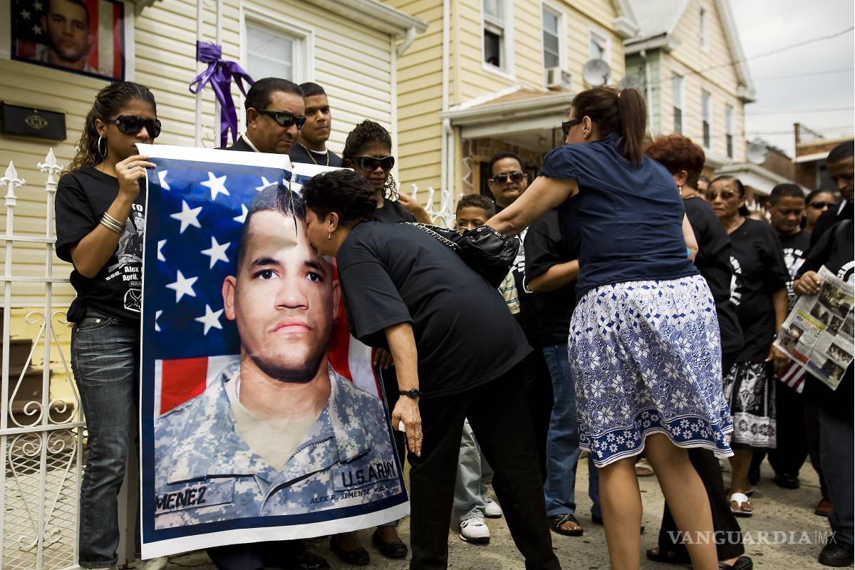$!Familiares en el funeral del sargento Alex R. Jiménez, cuya muerte en Irak en 2007 dio lugar al programa de Libertad Condicional en el Lugar de Trabajo.