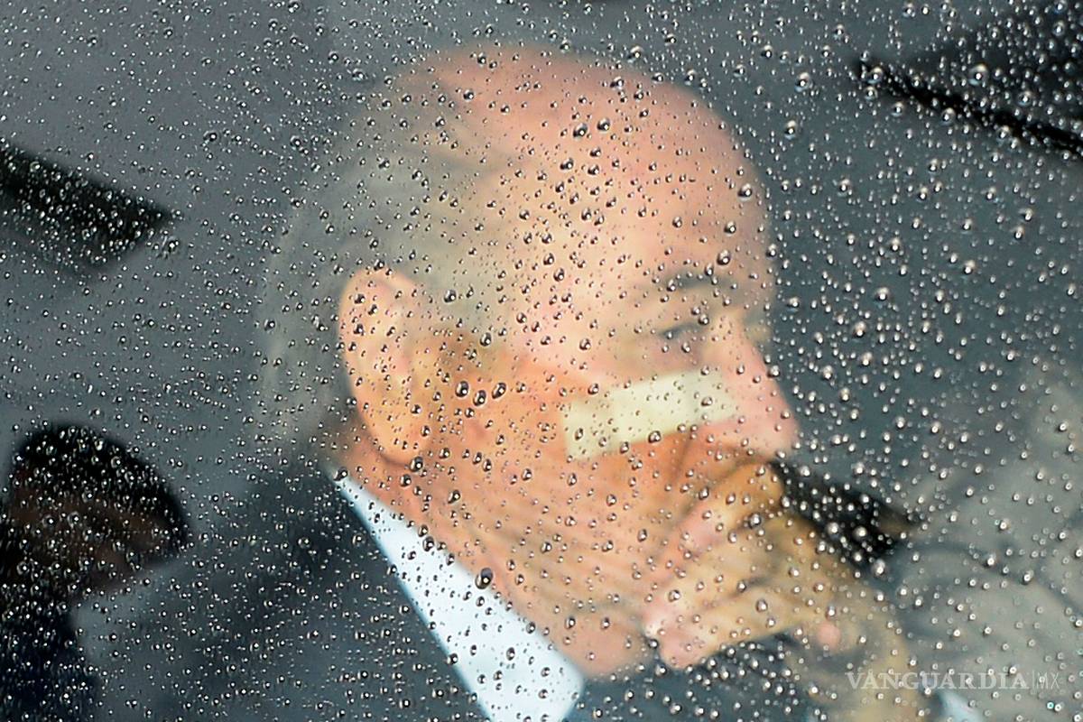 Blatter defiende su honorabilidad y la de Platini