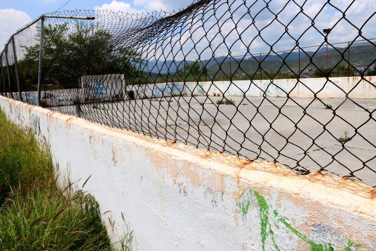 $!Canchas del Parque V. Carranza muestran hierba crecida y tableros dañados.