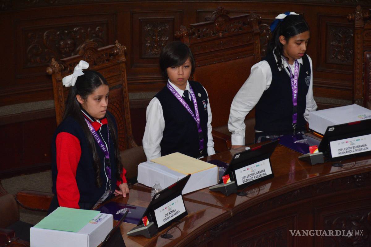 $!Los estudiantes Romina Cerna, Leonel Vázquez y Edith Hernández durante la presentación de sus propuestas en el Congreso del Estado.
