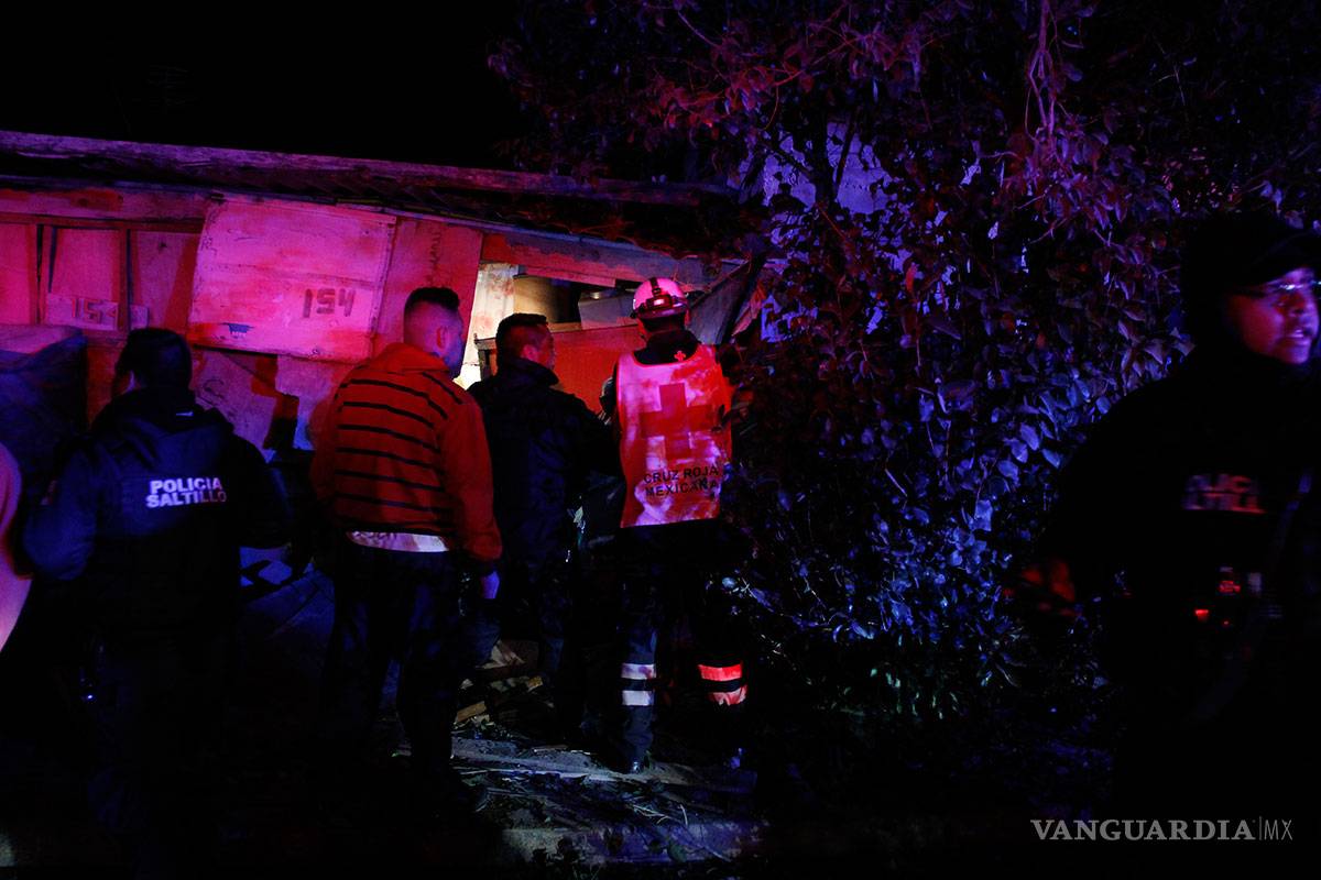 $!Jóvenes chocan y terminan metiéndose en una casa en Saltillo