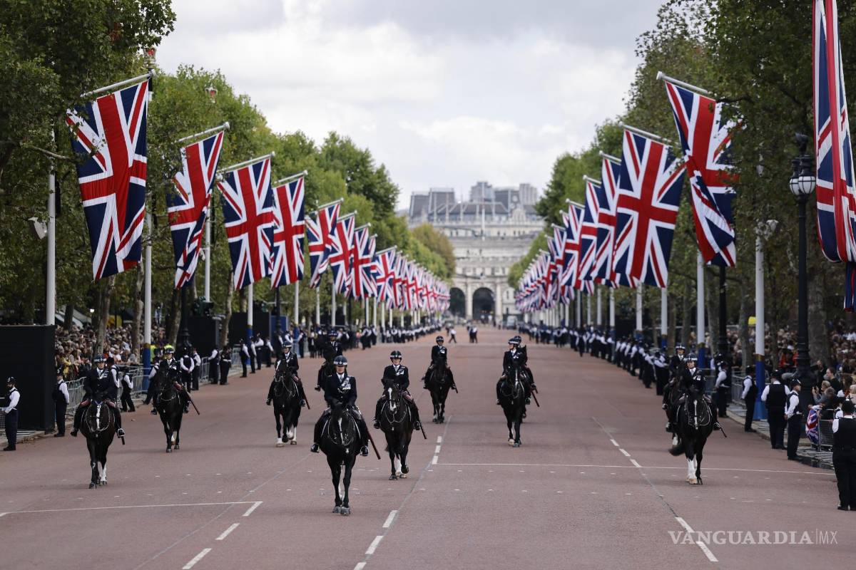 $!Policías montados recorren The Mall antes de la procesión del cuerpo de la reina Isabel II de Gran Bretaña desde el Palacio de Buckingham hasta Westminster Hall.