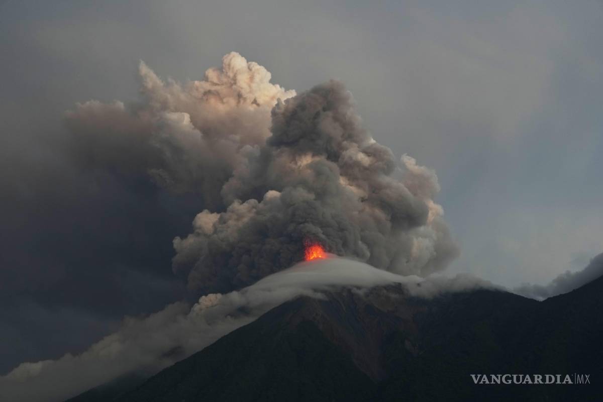 $!Flujos de lava y nubes de ceniza procedentes del cráter del volcán Fuego, vistos desde San Juan Alotenango, Guatemala, el martes 4 de agosto de 2026.