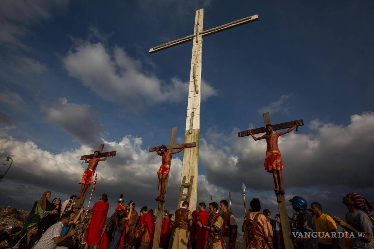 $!Cientos de personas participan en la representación del Via Crucis en el barrio El Nazareno, de Petare, en Caracas (Venezuela).