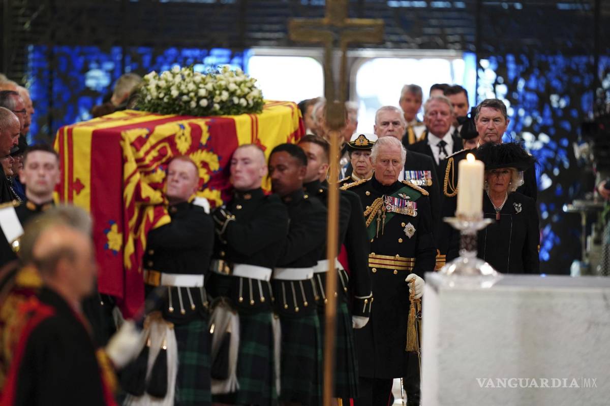 $!Procesión del ataúd de la reina Isabel II al entrar a la Catedral de San Giles.