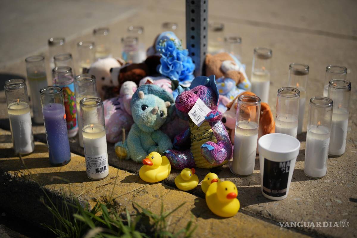 $!Recuerdos y velas en un monumento a Dymir Stanton, de 29 años, víctima de un tiroteo, el jueves 6 de julio de 2023, en Filadelfia.